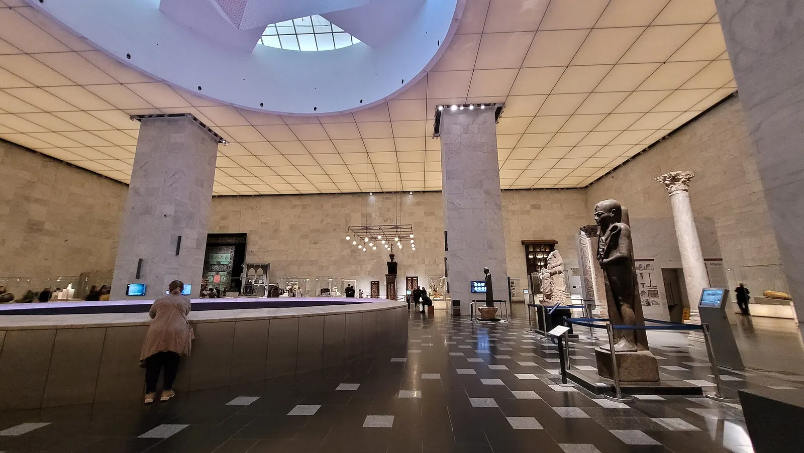 Modern museum building used to illustrate a flexible family visit